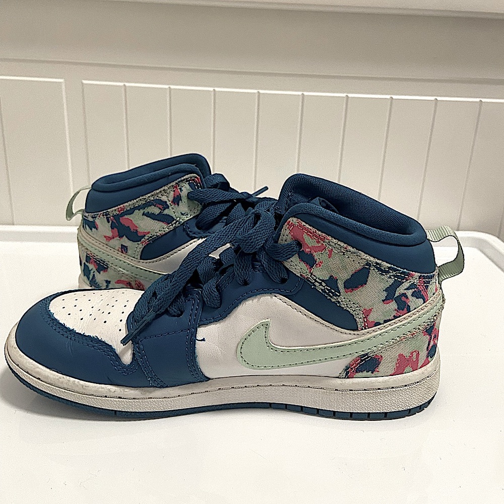 I am selling a pair of Jordan shoes. Size 1.